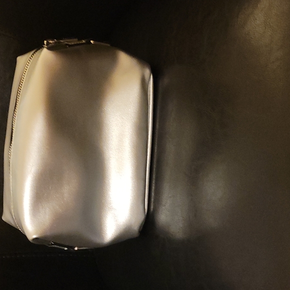 💜HP💜NWOT Kendall + Kylie Make Up Bag💜 - Picture 4 of 10